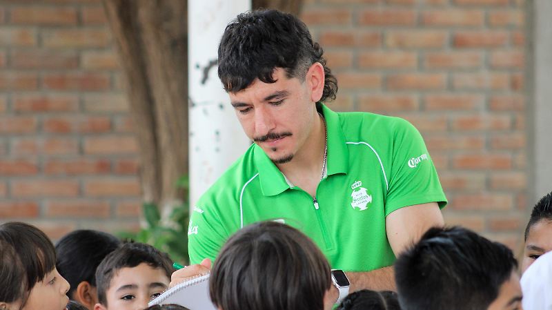Club Santos obsequia útiles escolares en Primaria Francisco I. Madero